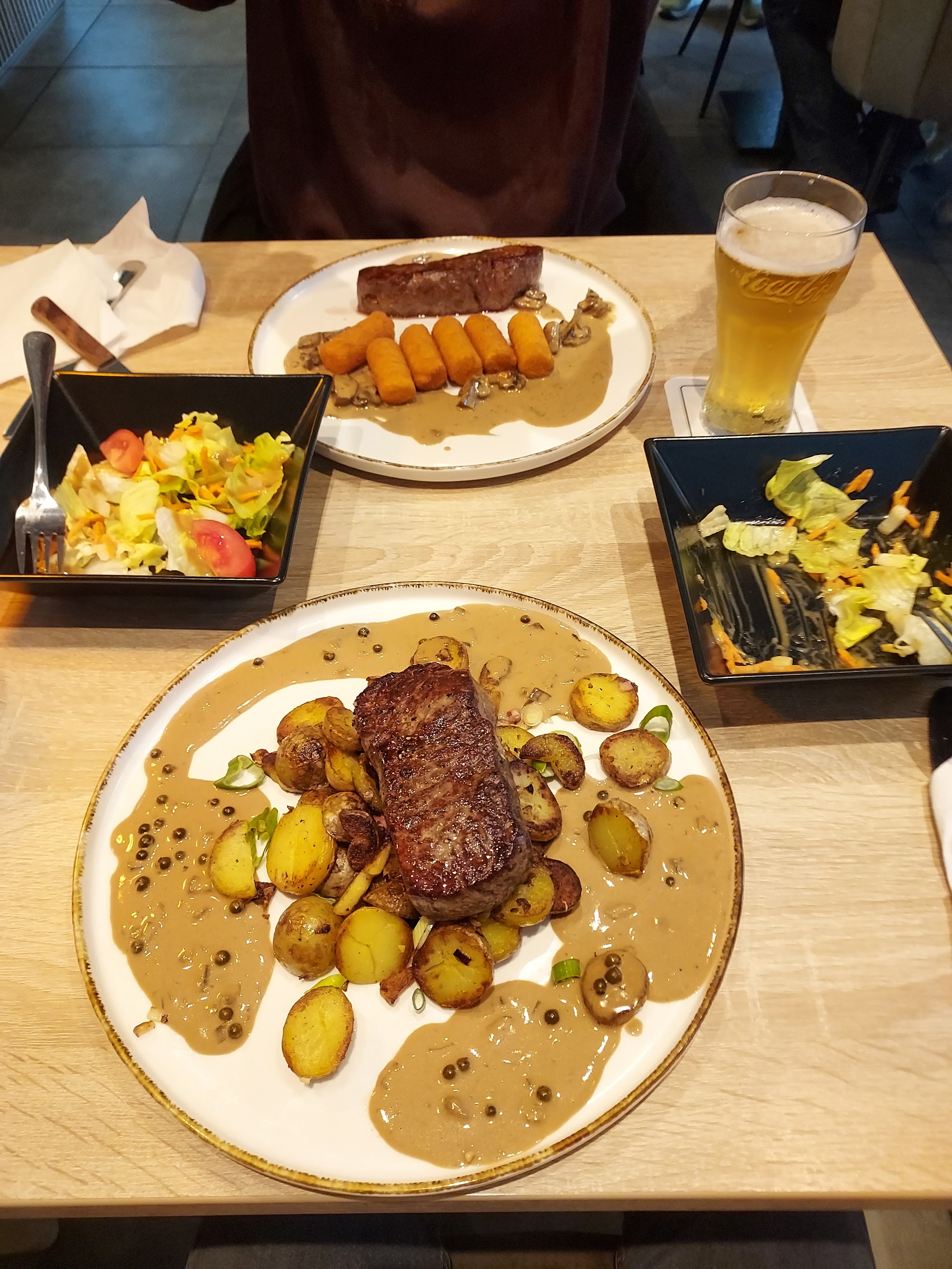 Steak mit Kroketten und Pfeffersauce