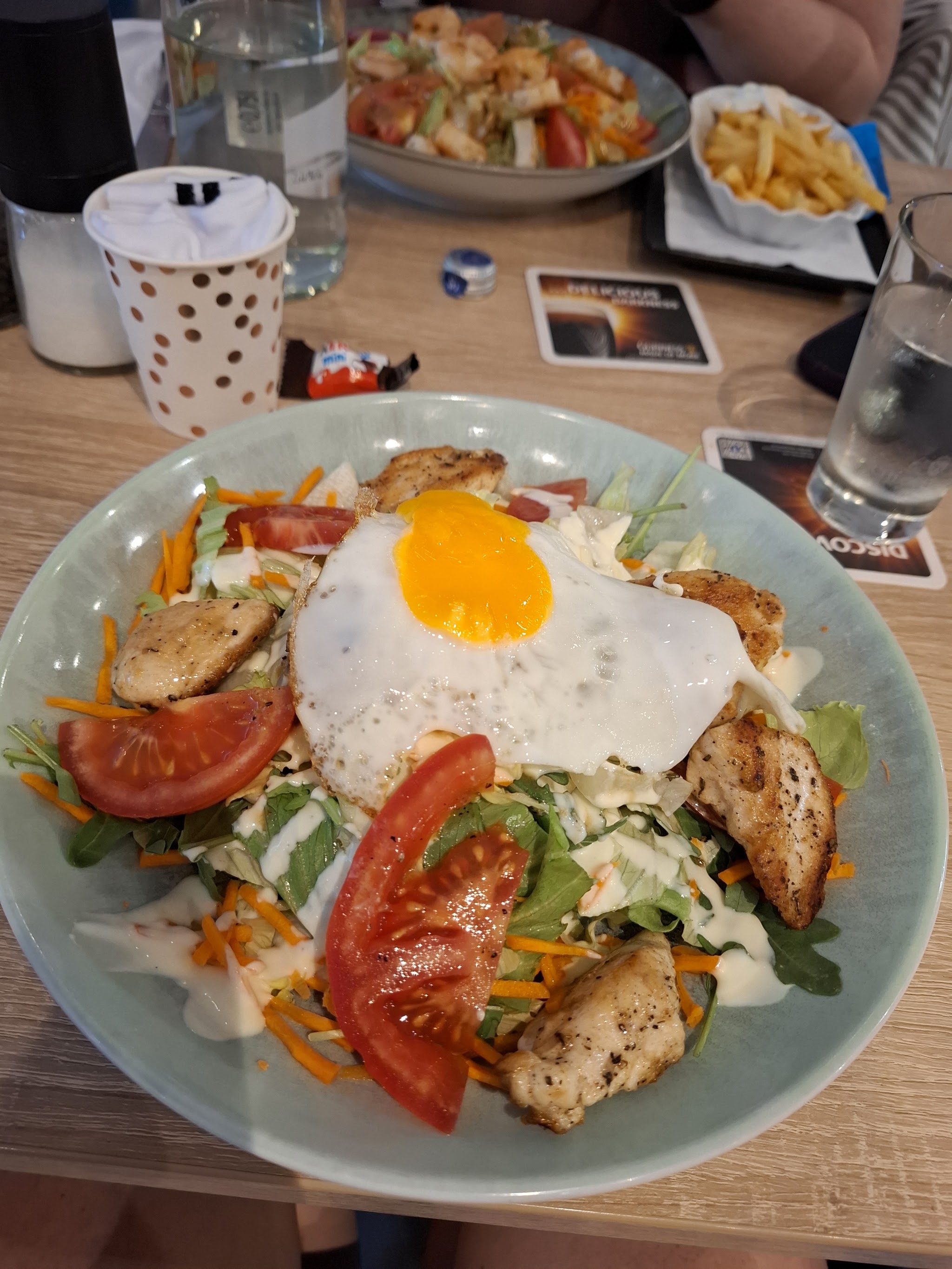Hähnchensalat mit Spiegelei bei Da Amici