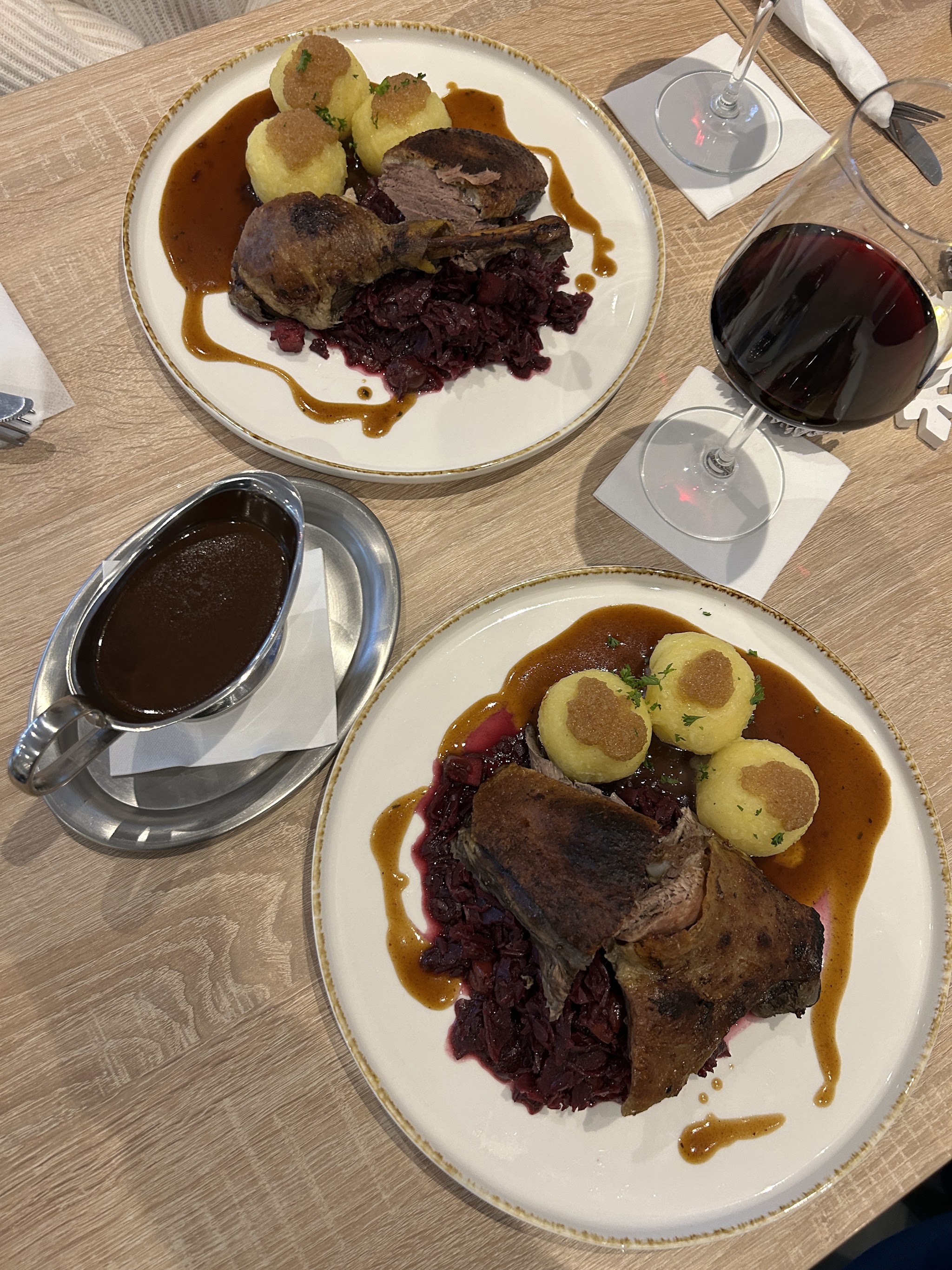 Ententeller mit Kartoffelknödeln und Rotkohl