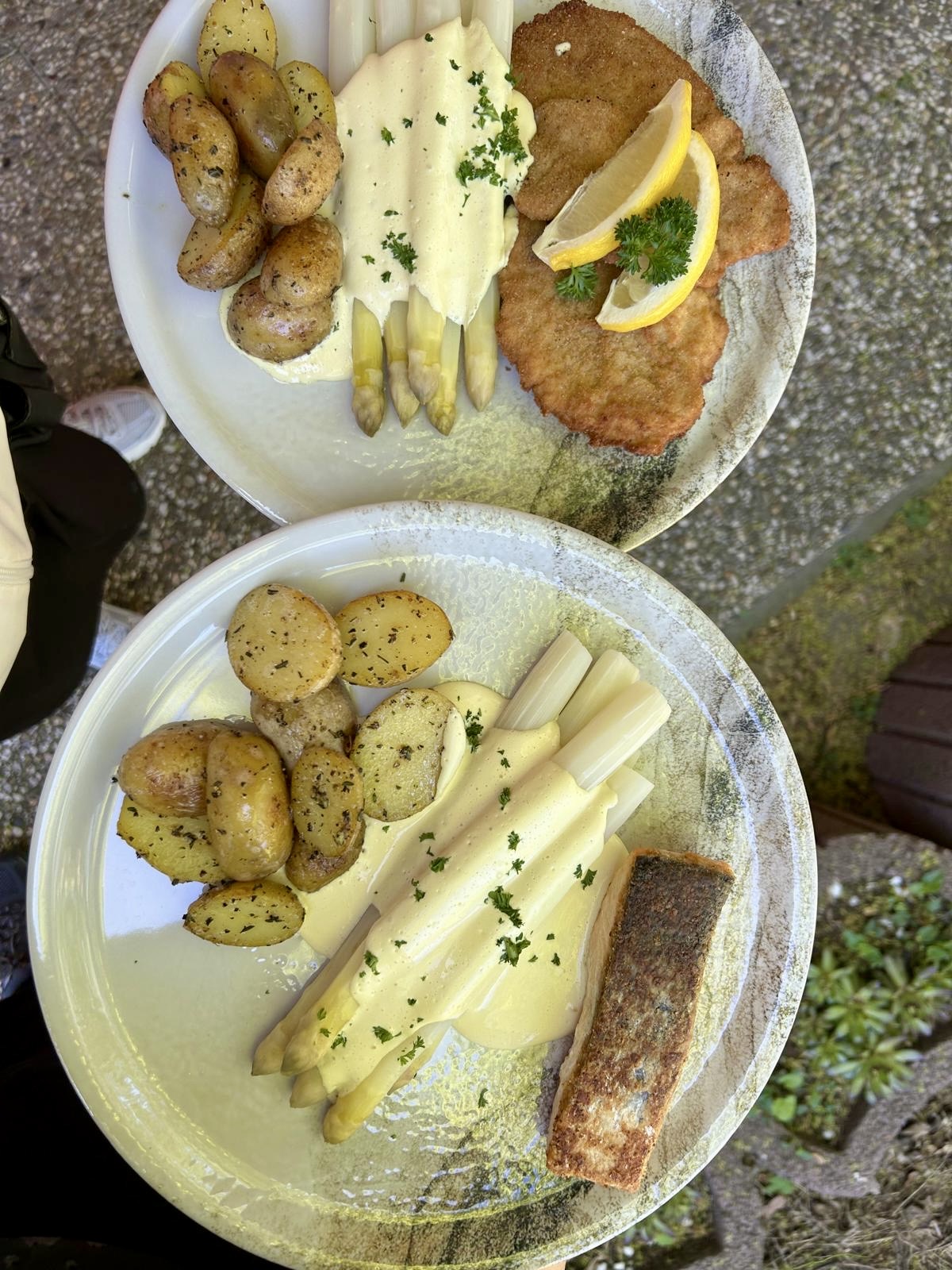 Spargelteller mit Schnitzel und Sauce Hollandaise