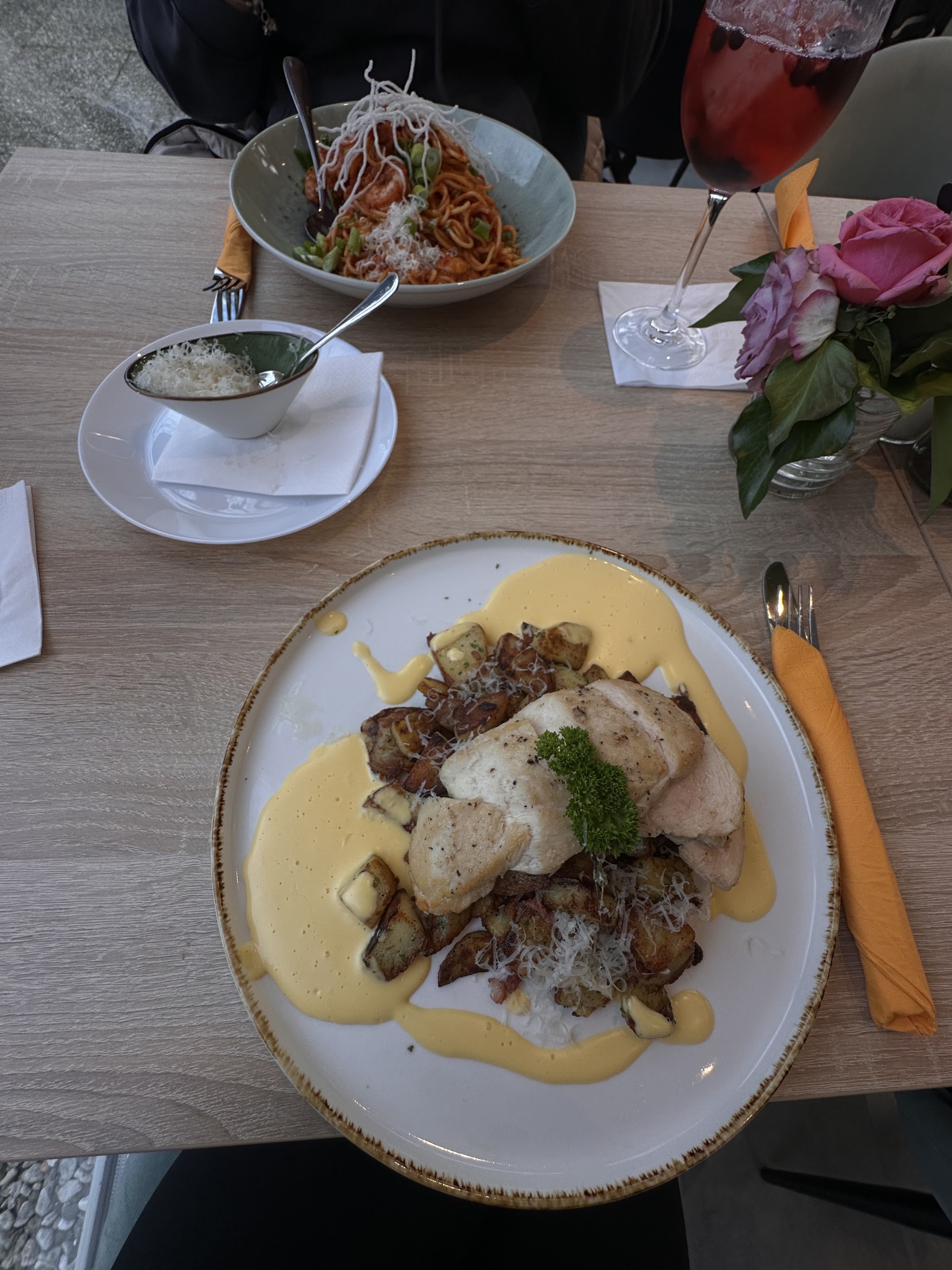 Scampi-Pasta und Hähnchenbrust mit Bratkartoffeln